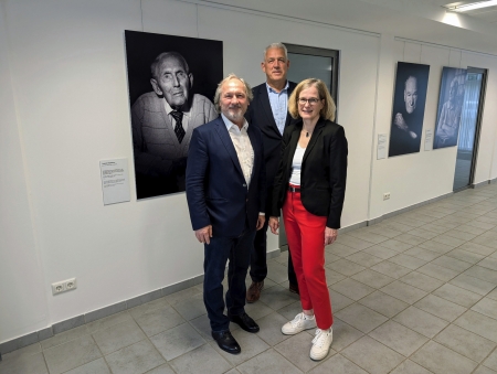 Im Rahmen der Ausstellungseröffnung v.l.: Stefan Hanke mit dem stellv. Bürgermeister Wigbert Löper und Museumsleiterin Kirsten John-Stucke (Foto: ©Kreismuseum Wewelsburg)